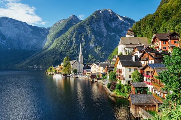 Widok z wysokości na miasto Hallstatt między górami. Austria