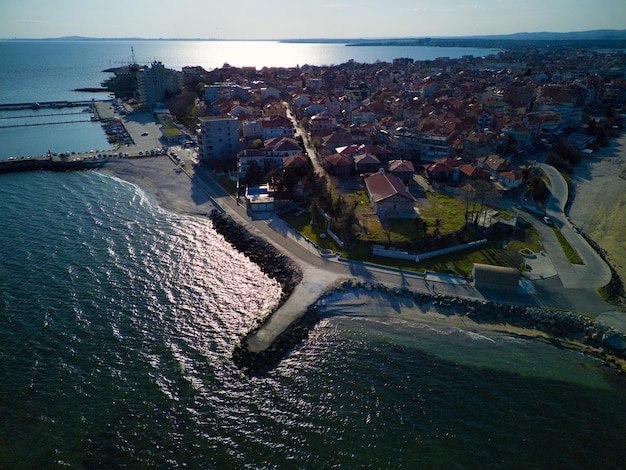 Widok z wysokości nad miastem Pomorie z domami i ulicami obmywanymi przez Morze Czarne w Bułgarii