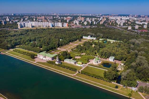 Widok z wysokości posiadłości Kuskowo w Moskwie, Rosja. Dwór Kuskowo to wyjątkowy zabytek z XVIII wieku, letnia rezydencja w Moskwie.