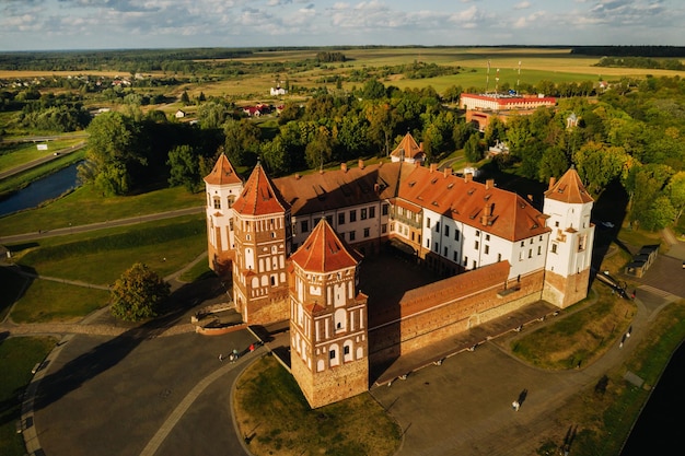 Zdjęcie widok z wysokości średniowiecznego zamku mir przy słonecznej letniej pogodzie