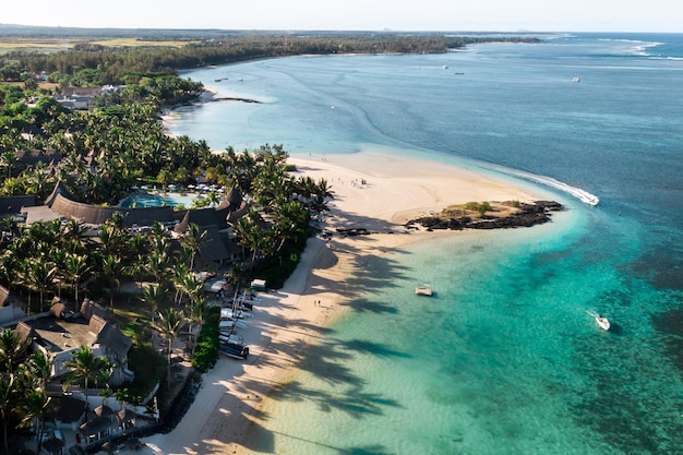 Widok z wysokości wschodniego wybrzeża wyspy Mauritius. Przelatując nad turkusową laguną wyspy Mauritius w rejonie Bel Mare.