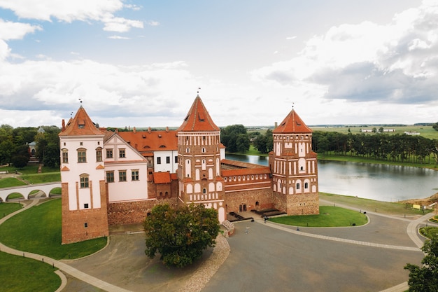 Widok z wysokości zamku w Mirze na Białorusi i parku w letni dzień.Białoruś