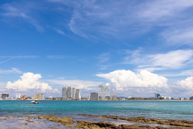 Widok z Wyspy Jeleni Isla de Venados na słynną nadmorską promenadę Mazatlan El Malecon i lokalne plaże