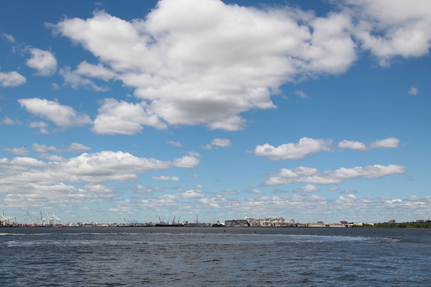 Widok z żaglówki pływa w nowojorskich budynkach portowych wyspy Manhattan