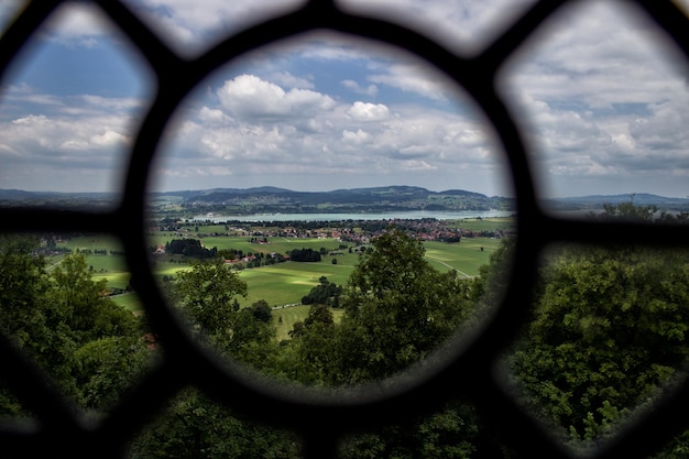 Zdjęcie widok z zamku neuschwanstein przez okno