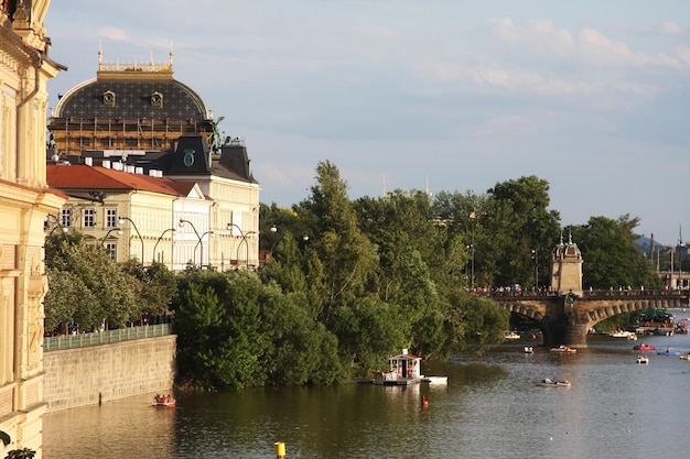 Widok zabytków z rzeki w Pradze