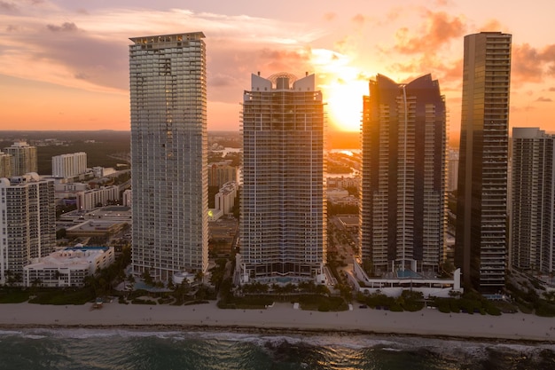 Widok zachodu słońca na panoramę Miami Beach