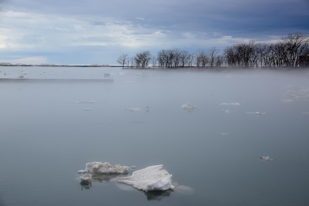 Widok Zamarzniętego Jeziora Na Tle Nieba