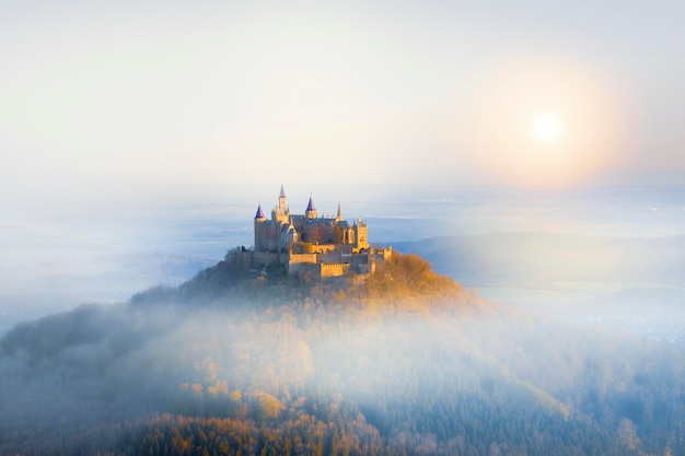 Widok zamku Hohenzollern w Alpach Szwabskich Baden-Württemberg Niemcy