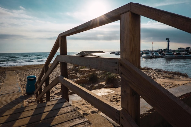 Widok zbliżenie drewnianego chodnika przy wejściu do piaszczystej plaży
