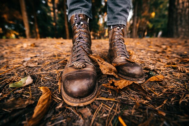 Zdjęcie widok zbliżenie na męskie nogi w vintage skórzane buty w parku jesień