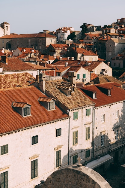 Widok ze ściany na dachy pokryte dachówką starego miasta dubrownik