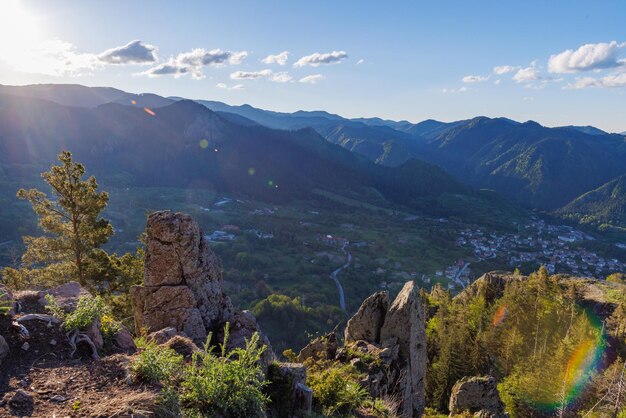 Widok Ze Skały Na Miasto Smolyan Z łąkami Do Spacerów Bydła I Domami Między Pasmem Górskim Rodopów