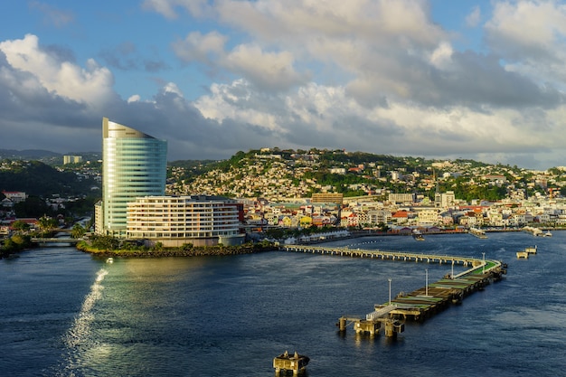 Widok Ze Statku Wycieczkowego Na Port Fort-de-france, Martinique.