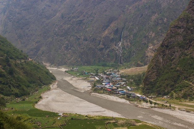 Widok ze stoku na wieś w dolinie Himalajów
