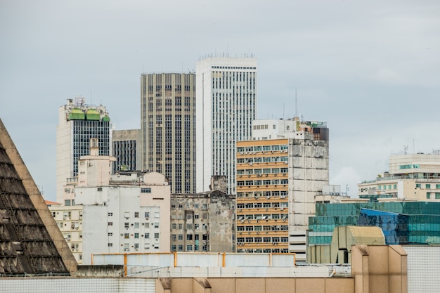 Widok ze szczytu budynku w centrum rio de janeiro brazylia.