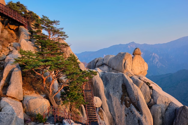 Widok Ze Szczytu Skały Ulsanbawi Na Zachód Słońca. Park Narodowy Seoraksan, Południowa Corea