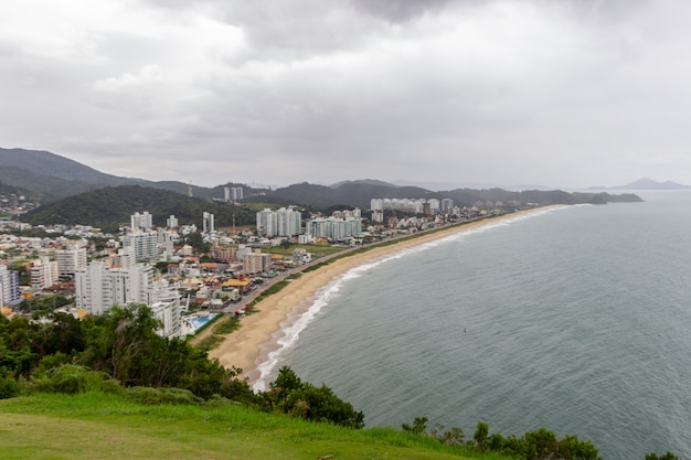 Widok ze szczytu wzgórza careca w Balneario Camboriu w Santa Catarina