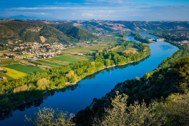 Widok ze szlaku turystycznego na zakolu rzeki Rodan w pobliżu Gervans na południu Francji (Drome)