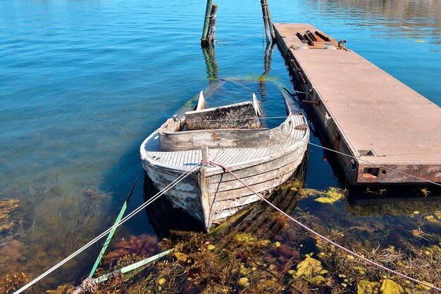 Zdjęcie widok ze wysokiego kąta na starą łódź zacumowaną przy molo