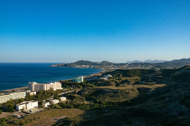 Widok ze wzgórza na wybrzeżu Faliraki Rodos Grecja