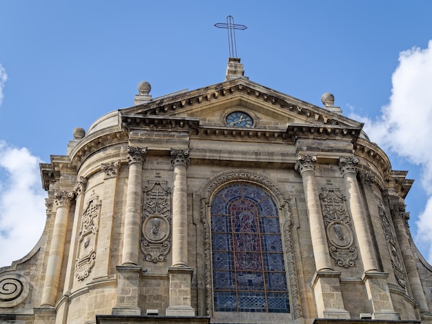 Widok zewnętrzny kościoła Notre Dame w Bordeaux