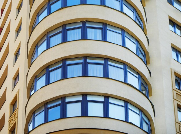 Widok zewnętrzny nowoczesnego wielopiętrowego budynku mieszkalnego z oknami