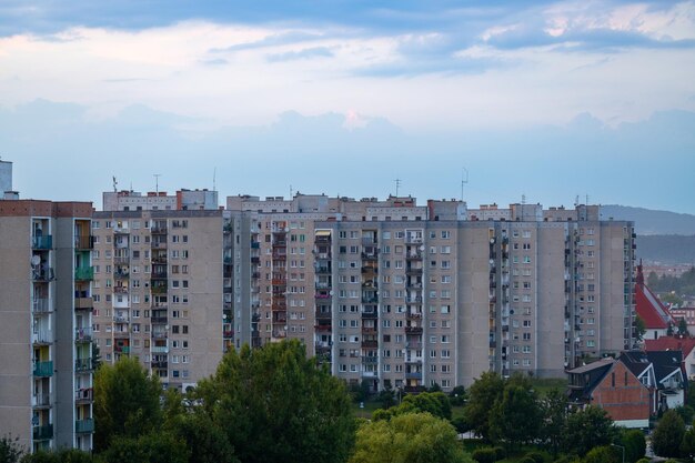 Widok zewnętrzny starego wieżowca panelowego Domu ZSRR