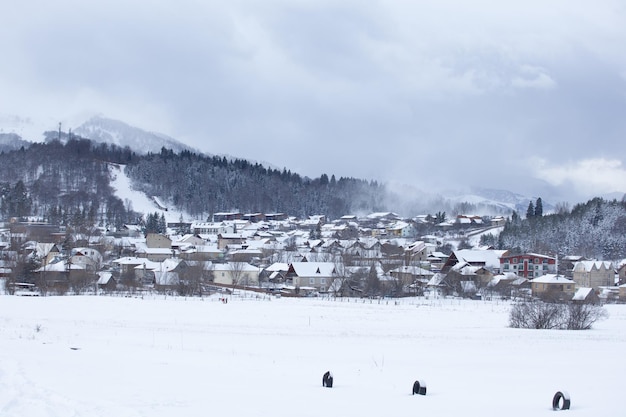 Widok zimowego kurortu Bakuriani w Gruzji