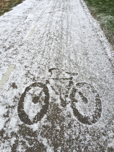 Widok znaku drogowego pod wysokim kątem