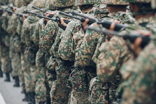 Zdjęcie widok żołnierzy na paradzie wojskowej