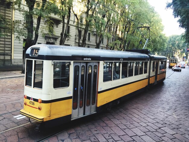 Zdjęcie widok żółtego autobusu na ulicy