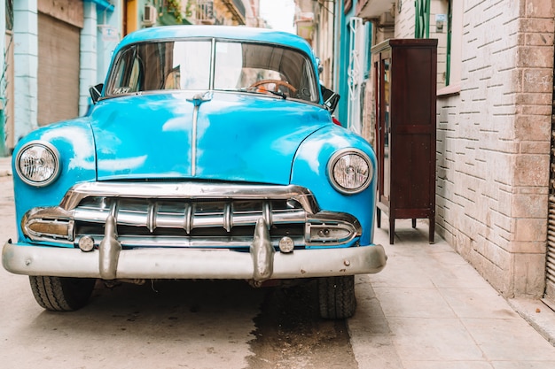 Widok żółty klasyczny rocznika samochód w Stary Hawańskim, Kuba
