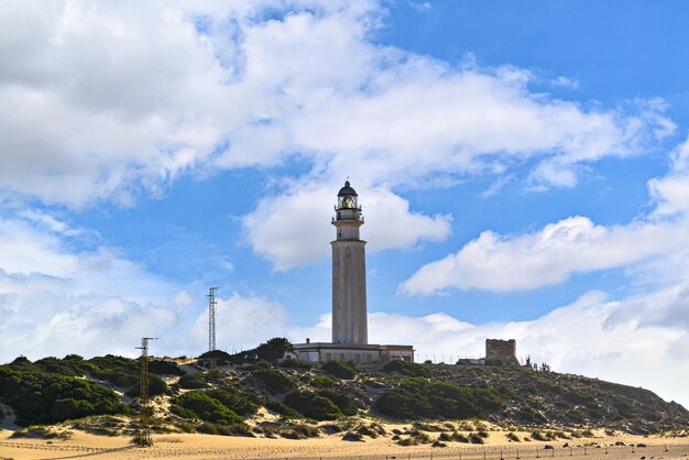 Widoki latarni morskiej Cabo Trafalgar znajdującej się w Caos de Meca, Barbate, Cdiz.