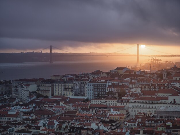 Widoki Lizbony o zachodzie słońca