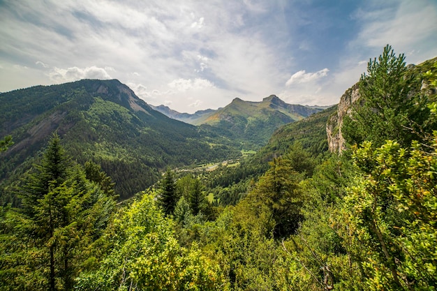 Widoki na dolinę Bujaruelo w Parku Narodowym Ordesa i Monte Perdido