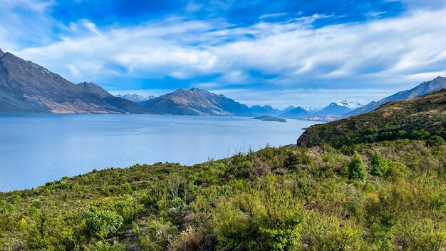 Widoki na jezioro Wakatipu z nowego malowniczego punktu widokowego Bennetts Bluff w drodze do Glenorchy na drugim końcu jeziora z Queenstown