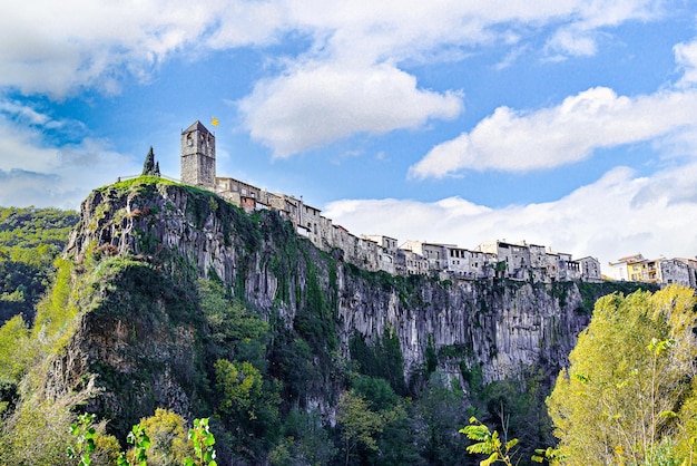 Widoki na miasto Castellfollit de la Roca, położone na klifie w regionie Garrotxa Girona.