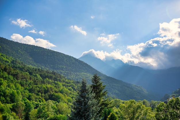 Widoki na Pireneje w dolinie Aran Hiszpania