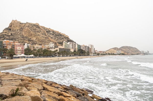 Widoki na plażę Postiguet pod zamkiem Santa Barbara w Alicante