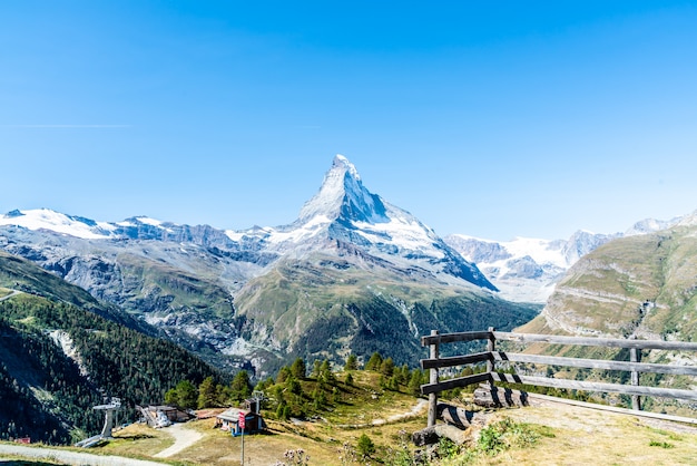 Zdjęcie widoki na szczyt matterhorn w zermatt w szwajcarii.