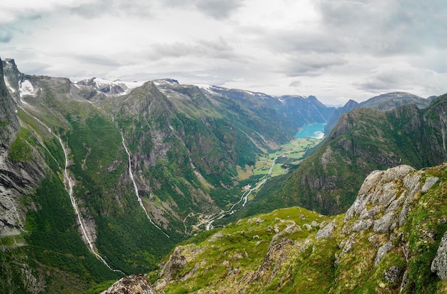 Widoki na szczyty wodospadów i jezioro Oldevatnet z Parku Narodowego Kattanakken Jostedalsbreen Norwegia