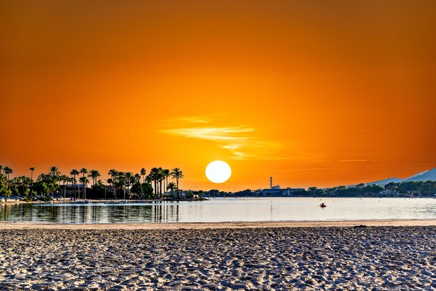 Zdjęcie widoki na zachód słońca na plażę alcudia obok portu wyspy balearyjskie hiszpania