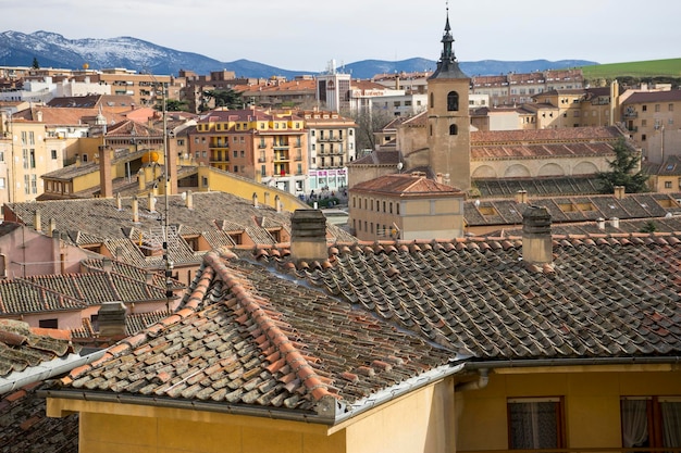 widoki z lotu ptaka hiszpańskiego miasta Segovia. Starożytne rzymskie i średniowieczne miasto