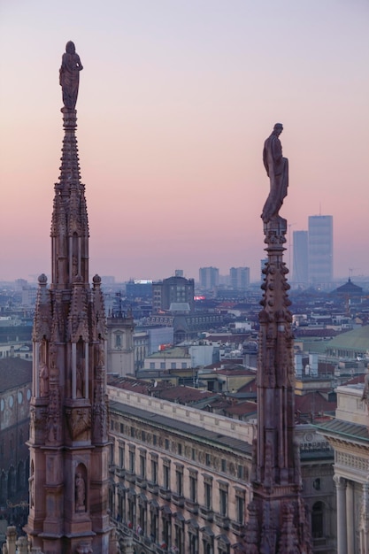 Wieczór Mediolan, widok na miasto z tarasu katedry Duomo