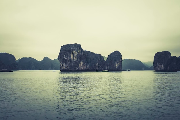 Wieczór w Ha Long Bay w Wietnamie