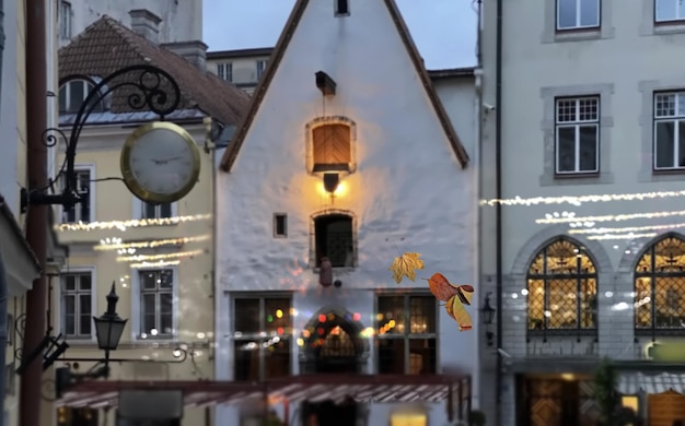 wieczór w średniowiecznym mieście stare domy falbany niewyraźne światło zegar uliczny na starym mieście w Tallinie