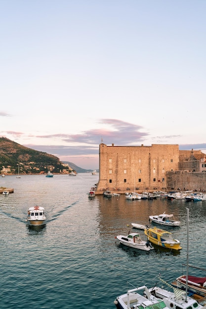 Wieczór W St John Fort I żaglowce I Ludzie W Starym Porcie Na Morzu Adriatyckim W Dubrowniku, W Chorwacji