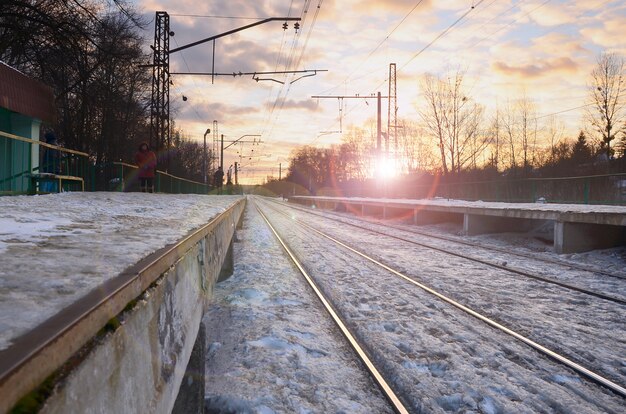 Wieczór zimowy krajobraz ze stacją kolejową