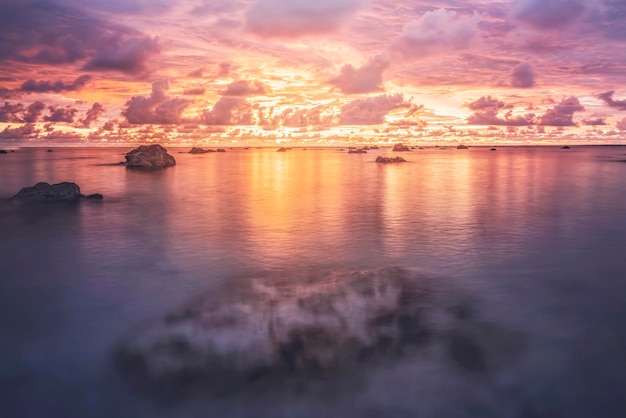 Wieczorem morze piękny zachód słońca wieczór wybrzeże morze tło przyroda krajobraz Tajlandia Morze Andamańskie kamienie w wodzie Zdjęcie wysokiej jakości